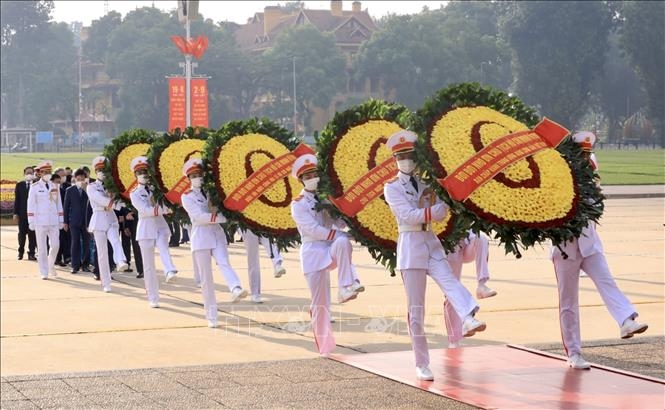 Party, State leaders pay tribute to late President Ho Chi Minh